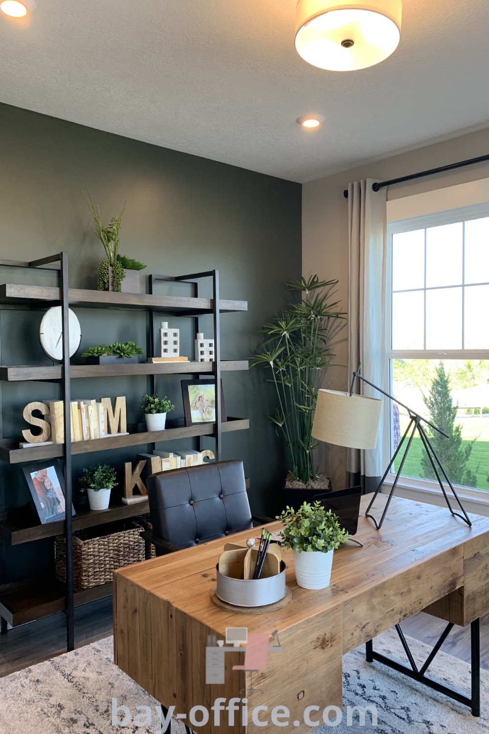 Brown and black office decor with a wooden table, featuring stylish design trends and cozy aesthetic ideas for small spaces. Discover inspiring green office space ideas and rental home office tips at bay-office.com.