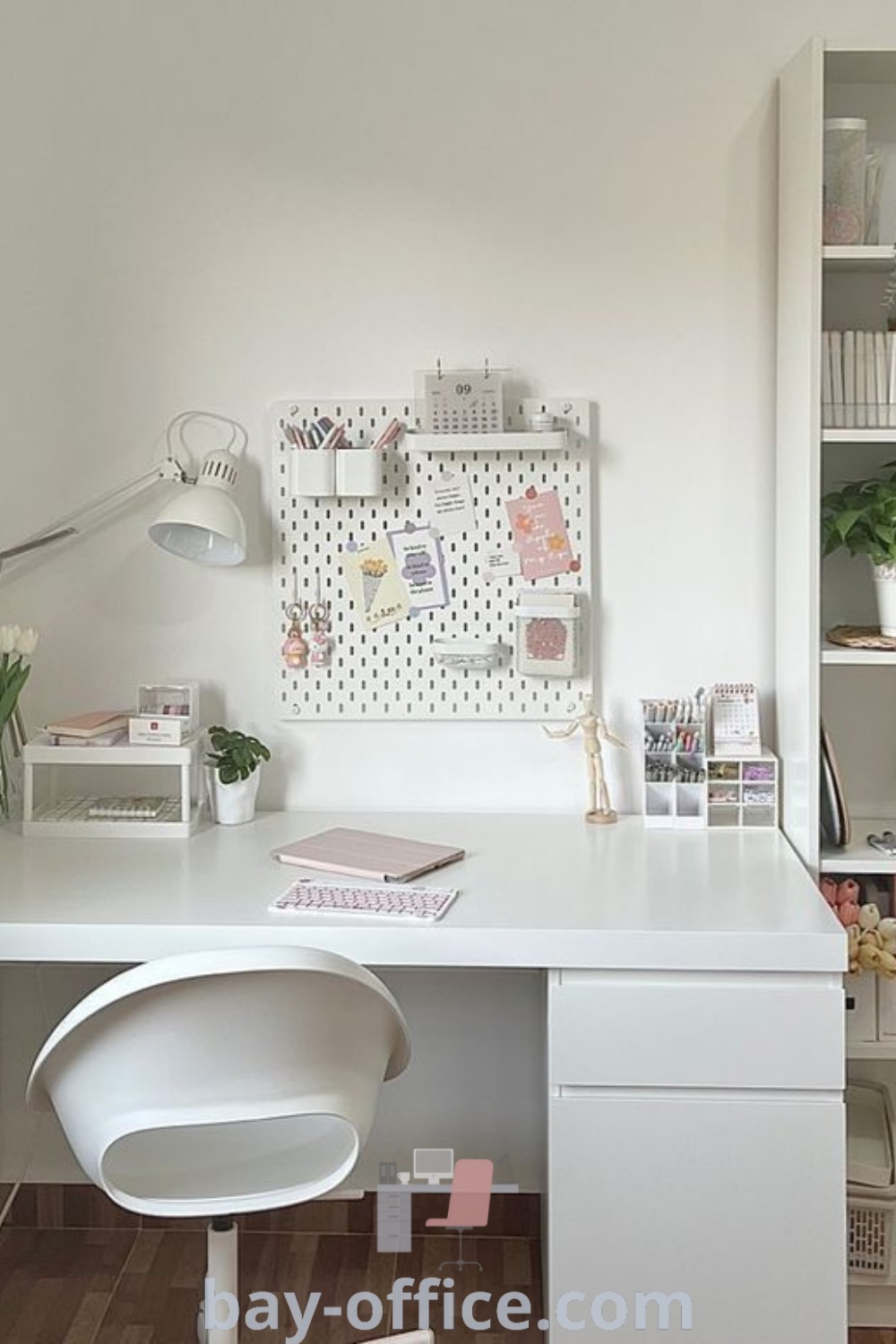 White desk and chair setup in a cozy room, featuring stylish decor that enhances small spaces for productivity and comfort. Discover inspiring study room decor and cozy aesthetic ideas at bay-office.com.