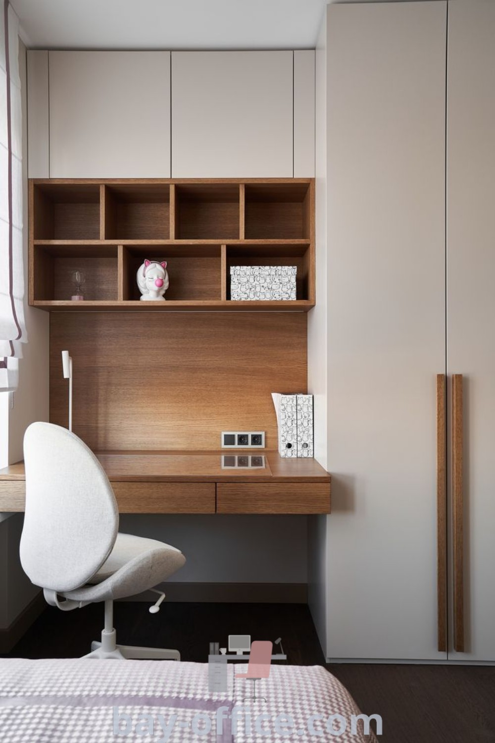 A white chair in a cozy study design room, showcasing a desk and a bookshelf above. Perfect for enhancing the functionality of bedrooms with study areas and small room interiors. Explore design trends and ideas that inspire productivity at bay-office.com.