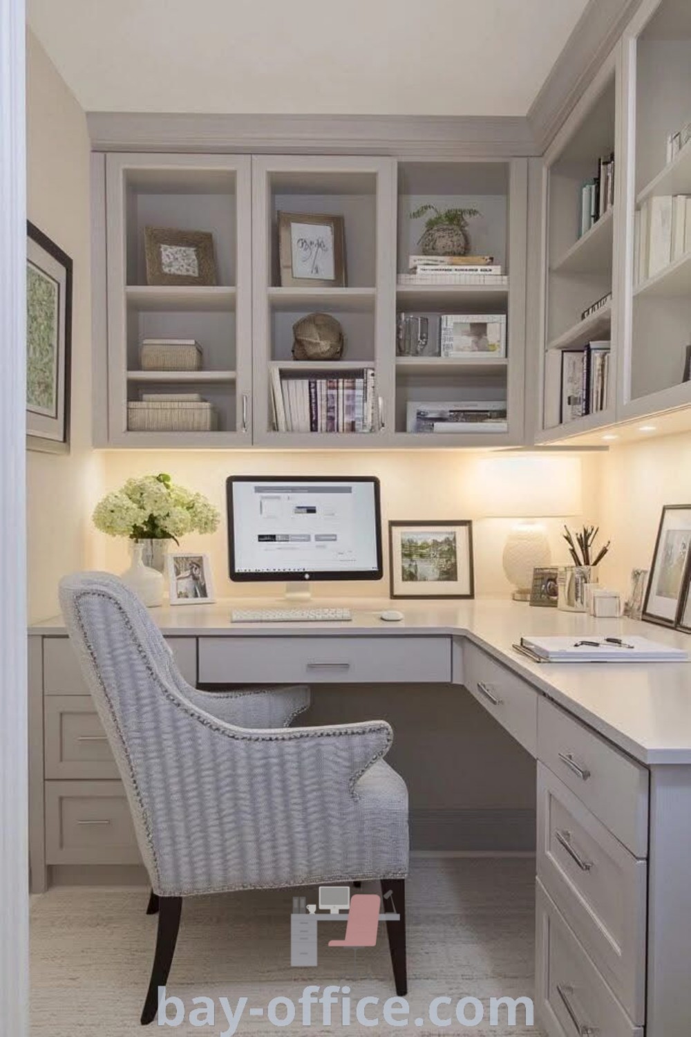 Home office layout ideas featuring a built-in desk and chair, corner desk options, and multi-functional spaces for productivity. Explore cozy aesthetic designs and inspiring decor ideas for small spaces at bay-office.com.