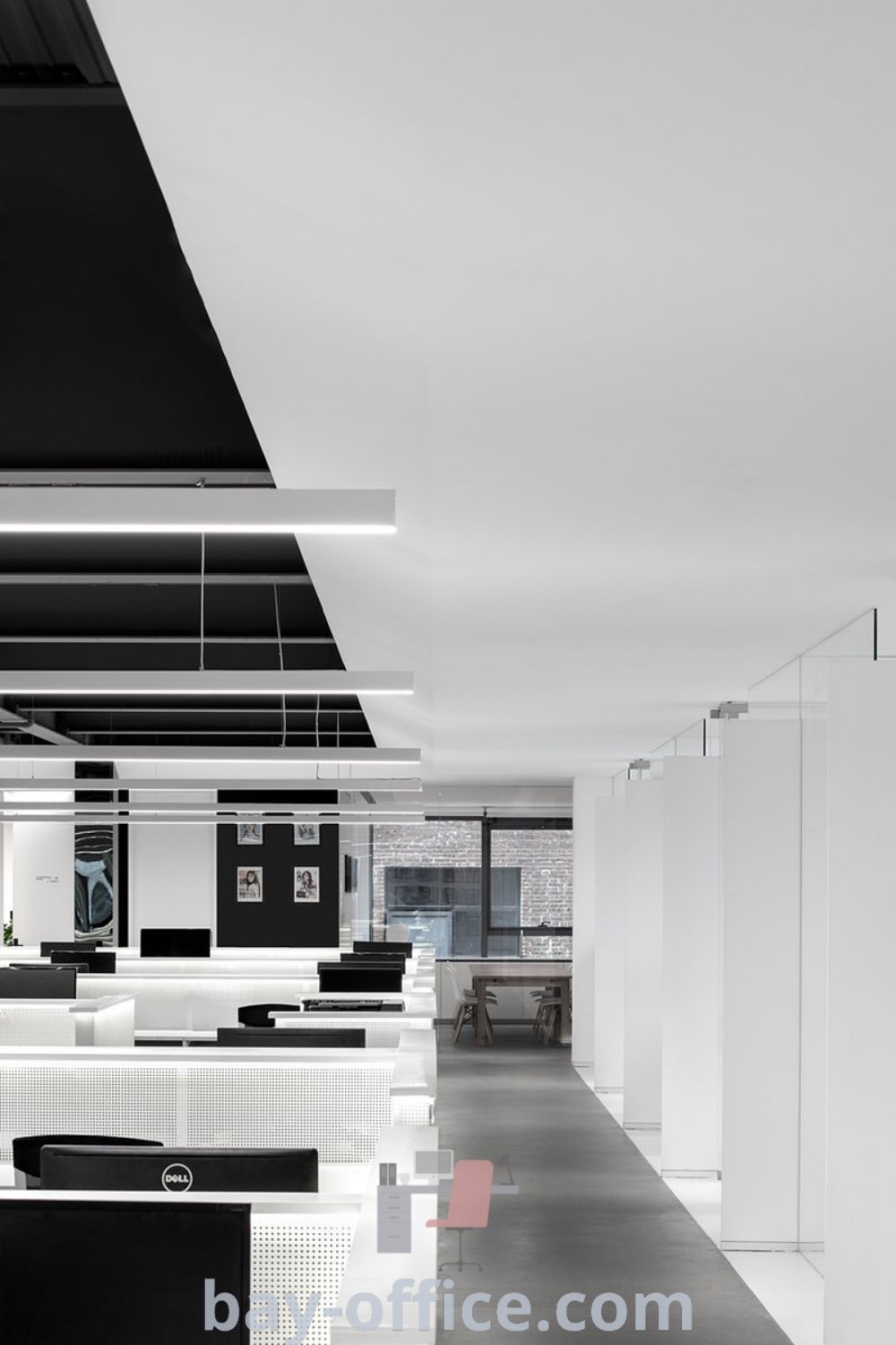 Office interior featuring stylish black and white decor, showcasing a minimal office design that inspires productivity and creativity. Perfect for home offices or corporate spaces. Explore more inspiring design tips at bay-office.com.