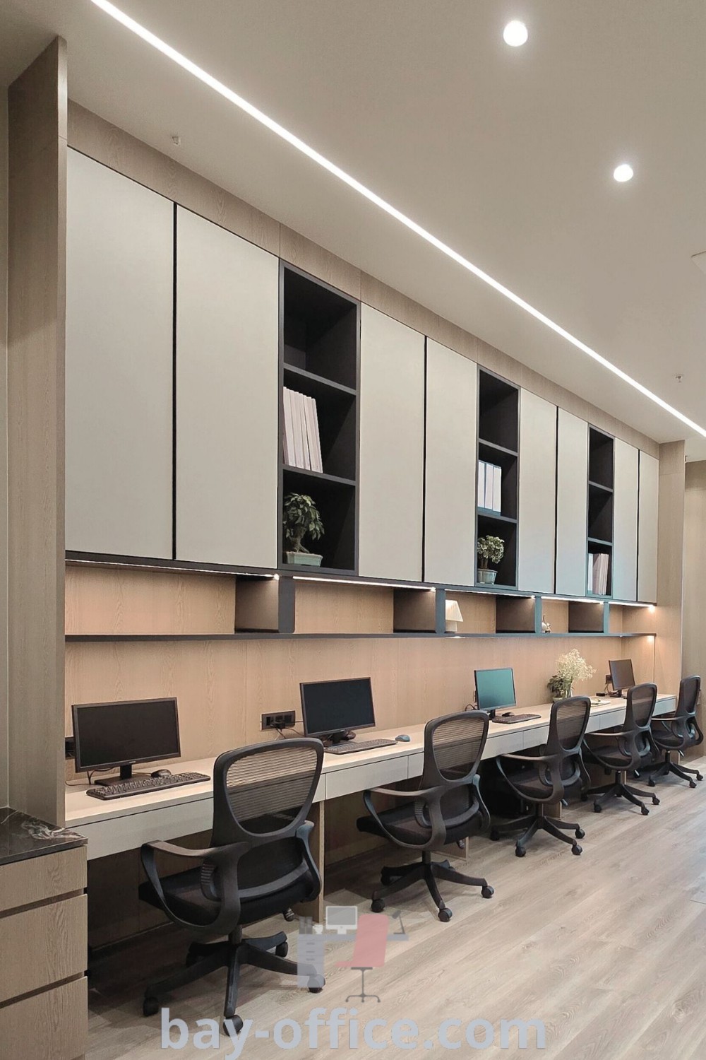 Bright hybrid office design featuring many chairs and desks in a monochromatic layout. Ideal for enhancing productivity, this space offers inspiring decor ideas and tips for creating functional office layouts at bay-office.com.